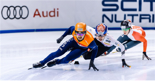 쇼트트랙 선수의 특유의 자세는 원심력을 극복하기 위한 과학적 자세다. 출처 : 국제빙상연맹(ISU)